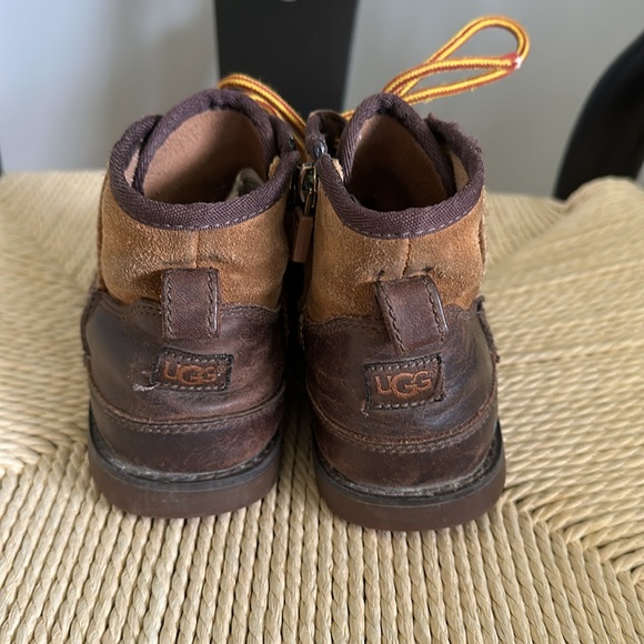 Ugg Bradley Leather Boot for Boys - Picture 3 of 5